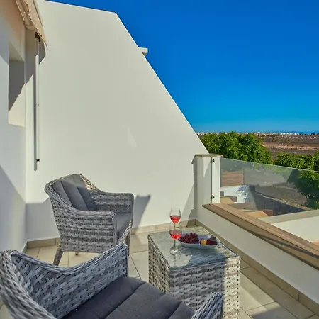 Вилла Solsidan Pool, Jacuzzi, A/c 15 Minutes Walking To Marina Rubicon *